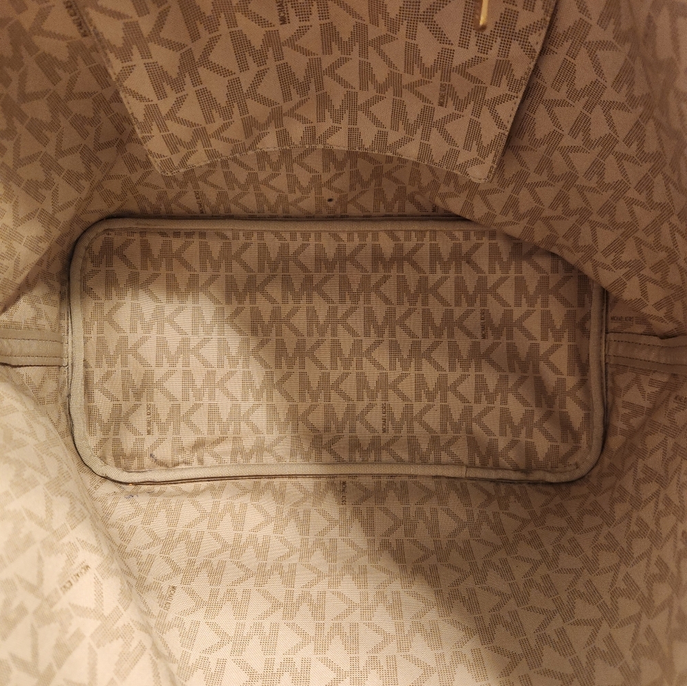 Michael Kors Signature Tote...Nearly perfect! - Picture 2 of 8